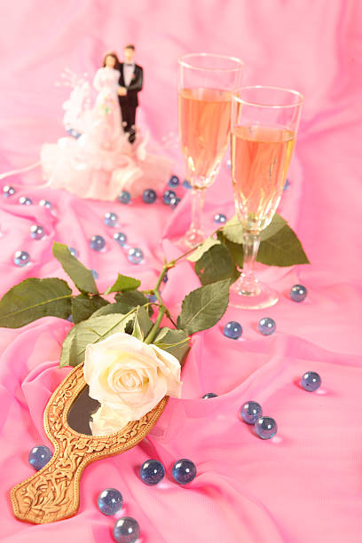 bonecos, bolo de casamento rosa e óculos sobre rosa - netting champagne wine drink imagens e fotografias de stock