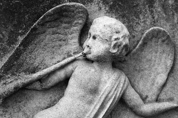каменный ангел - angel roman brass instrument mythology стоковые фото и изображения