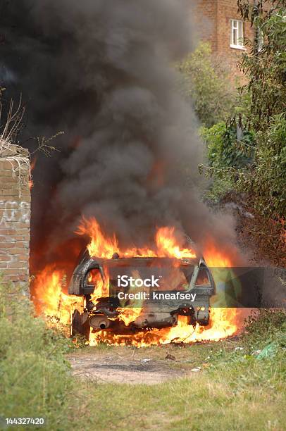 Auto Rubate A Fuoco Nel Vicolo Modo - Fotografie stock e altre immagini di Bomba - Bomba, Irlanda del Nord, Ambientazione esterna