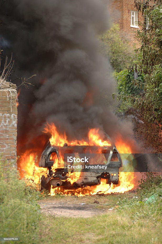 Carro roubado no fogo no Beco forma - Royalty-free Bomba Foto de stock