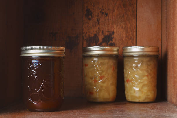 mermelada y condimento conservados en frascos de albañil - relish jar condiment lid fotografías e imágenes de stock