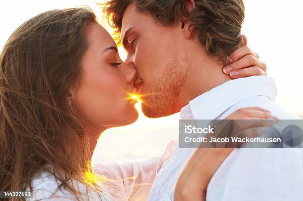 Closeup De Um Jovem Casal A Beijar Os Outros - Fotografias de stock e mais imagens de Casal - Casal, Beijar, Apaixonar-se