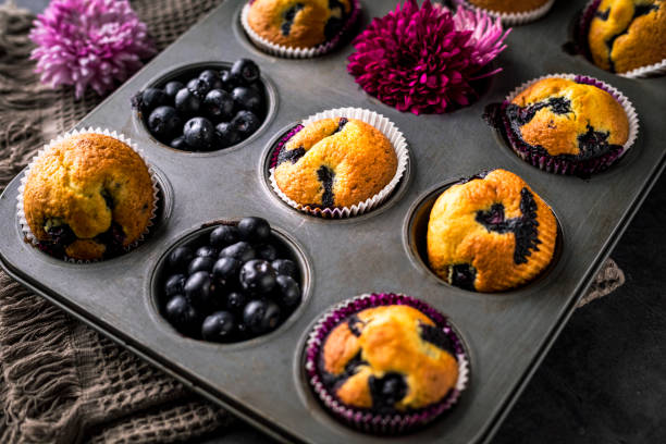 домашние черничные кексы в форме для выпечки - muffin blueberry muffin blueberry butter стоковые фото и изображения