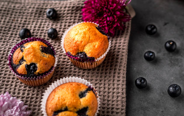домашние черничный кексы - muffin blueberry muffin blueberry butter стоковые фото и изображения