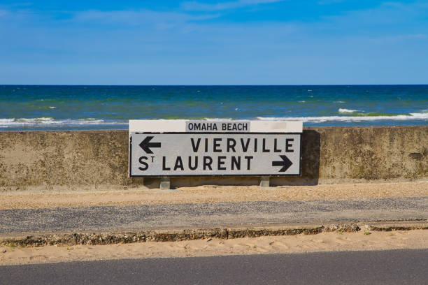 해안선에 오마하 해변 표지판 - omaha beach sign normandy beach 뉴스 사진 이미지