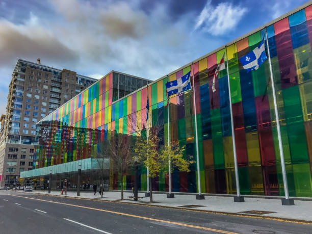 montreal - centro de convenciones palais des congres - canada canadian flag business canadian culture fotografías e imágenes de stock