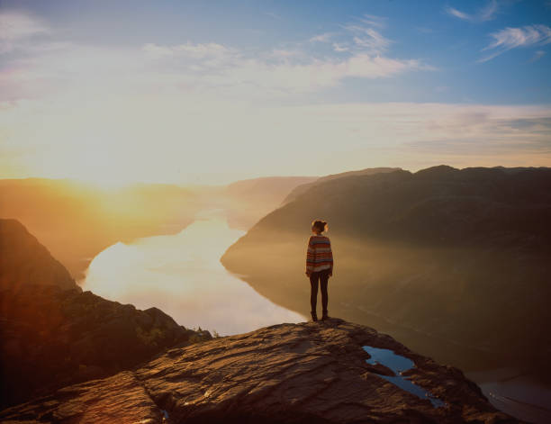 mujer caminando en las montañas en el fondo de lysefjorden - scenic landscapes fotografías e imágenes de stock