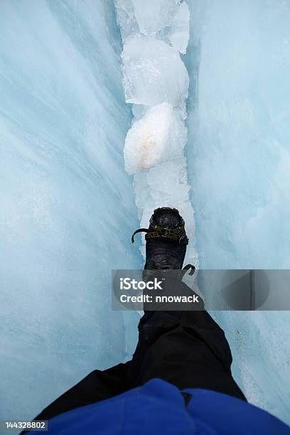 Andar No Gelo - Fotografias de stock e mais imagens de Ao Ar Livre - Ao Ar Livre, Azul, Caminhada