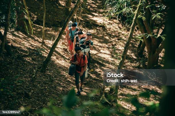 Climbing Team Head To Rock Climbing Site With Equipment On Their Backs 照片檔及更多 一起 照片