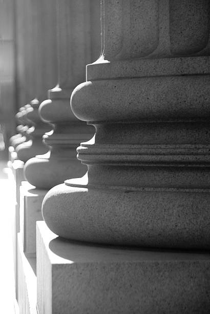 イオニア式の柱（白黒） - column base strength courthouse ストックフォトと画像