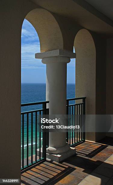 Meer Durch Zwei Arches Stockfoto und mehr Bilder von Alles hinter sich lassen - Alles hinter sich lassen, Architektur, Balkon