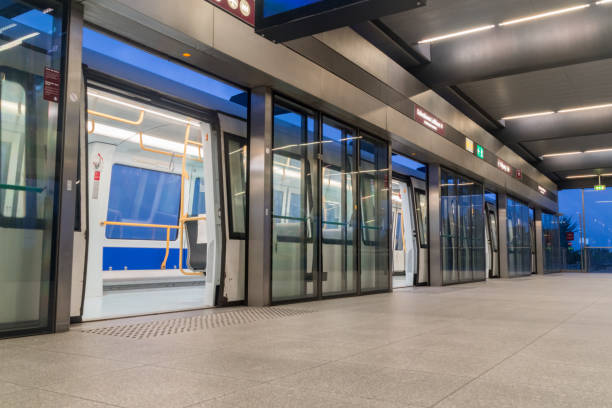 pociąg metra w kopenhadze na stacji copenhagen airport. - driverless train zdjęcia i obrazy z banku zdjęć