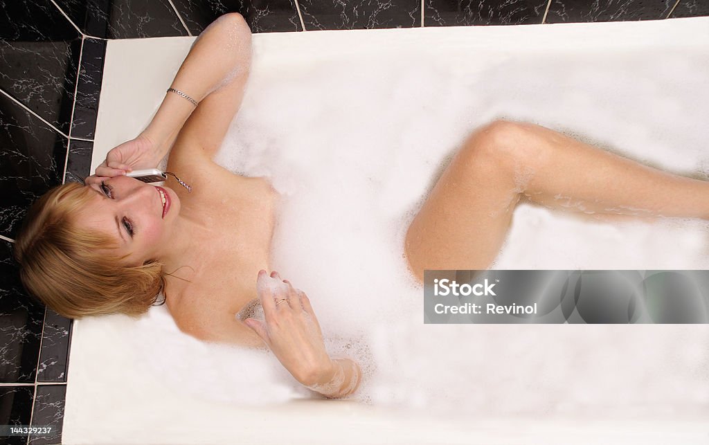 Chica en un baño espumosos - Foto de stock de Estilo de vida saludable libre de derechos