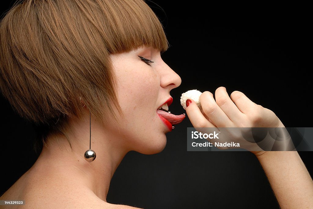Profil von Mädchen halten candy lecken Sie mit Ihrer Zunge - Lizenzfrei Anstrengung Stock-Foto