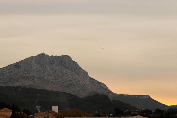 the Sainte Victoire mountain in the light of an autumn morning The Sainte-Victoire mountain is a limestone massif in the South of France. Located to the east of Aix-en-Provence, it has enjoyed international notoriety partly thanks to the sixty or so works by the painter Paul Cézanne of which it is the subject. montagne sainte victoire stock pictures, royalty-free photos & images