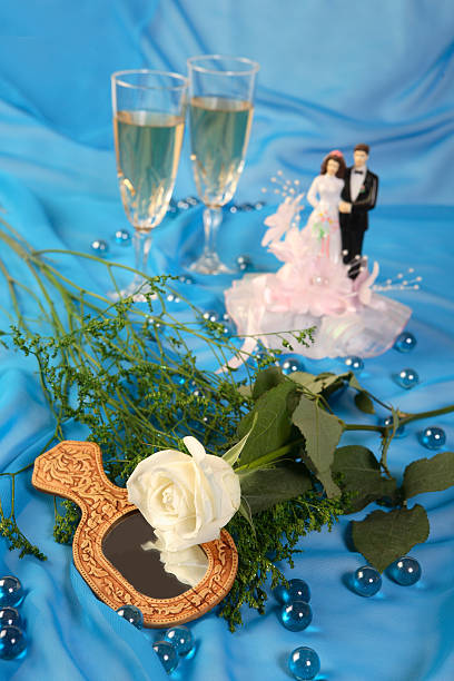 bonecos, bolo de casamento rosa e óculos sobre azul - netting champagne wine drink imagens e fotografias de stock