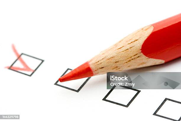 Roten Stift Und Fragebogen Stockfoto und mehr Bilder von Bleistift - Bleistift, Häkchen - Schriftsymbol, Nahaufnahme