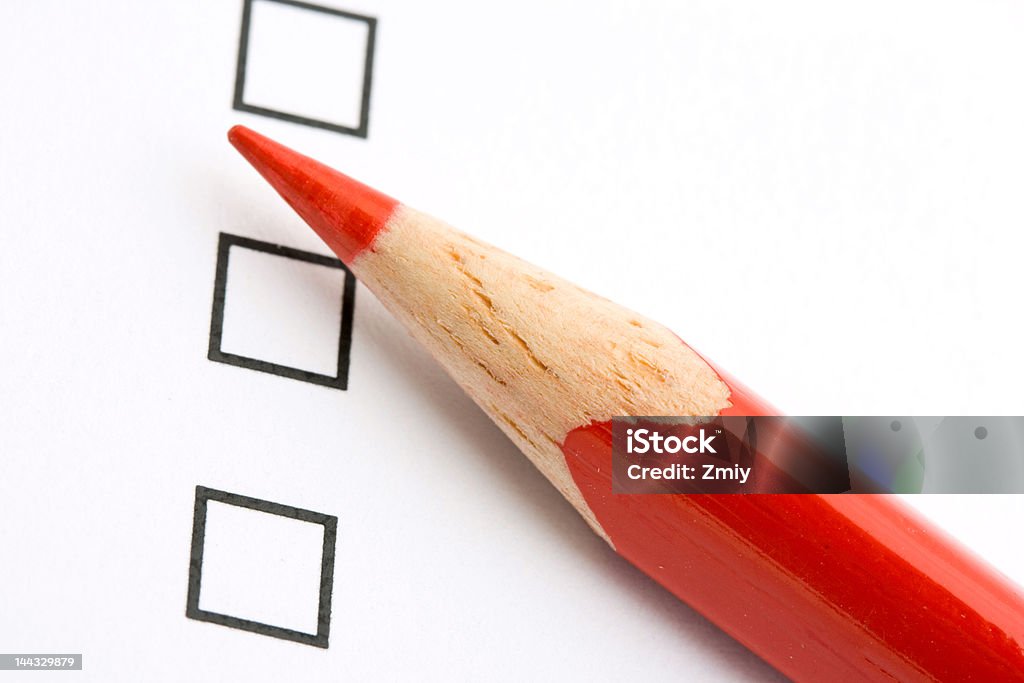 Crayon rouge et questionnaire - Photo de Examiner libre de droits