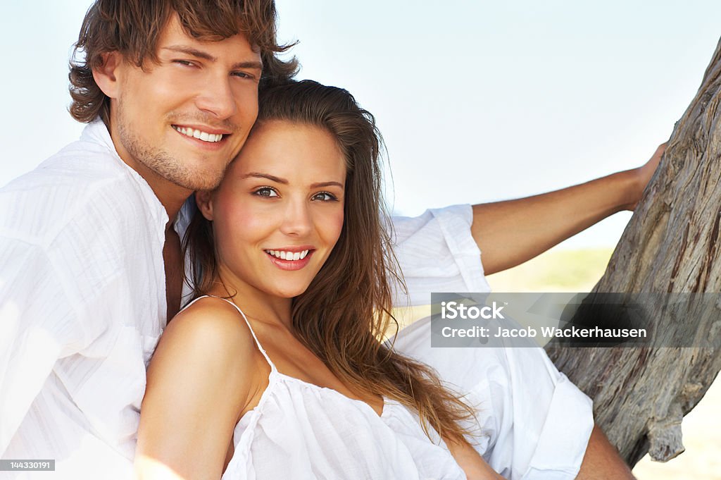 Nahaufnahme des ein junges Paar sitzt am Strand - Lizenzfrei Attraktive Frau Stock-Foto
