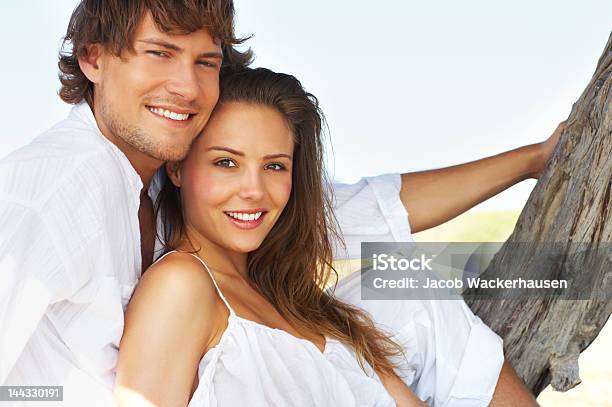Nahaufnahme Des Ein Junges Paar Sitzt Am Strand Stockfoto und mehr Bilder von Attraktive Frau - Attraktive Frau, Begehren, Berühren