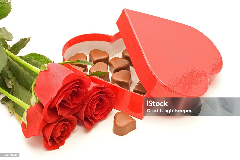 Rosas e caixa de chocolate em formato de coração - Foto de stock de Acontecimentos da Vida royalty-free