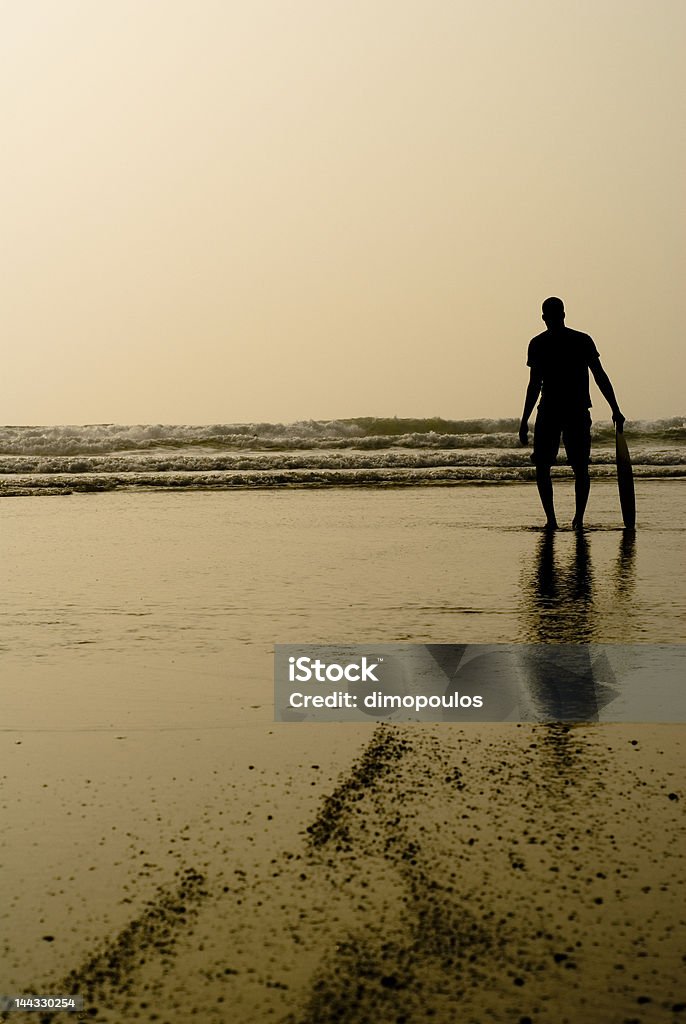 Человек смотрит на волнах - Стоковые фото Одиночество роялти-фри