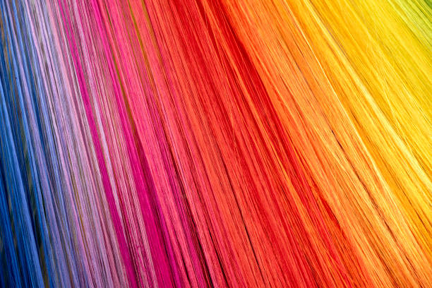 fondo de hilos multicolores - sewing close up pattern wool fotografías e imágenes de stock