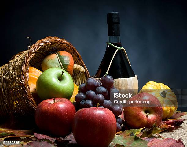 Wina I Winogron - zdjęcia stockowe i więcej obrazów Alkohol - napój - Alkohol - napój, Bez ludzi, Butelka