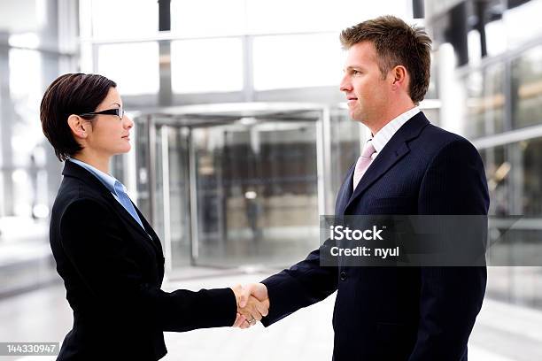 Business Handshake Stockfoto und mehr Bilder von 30-34 Jahre - 30-34 Jahre, 35-39 Jahre, Abmachung