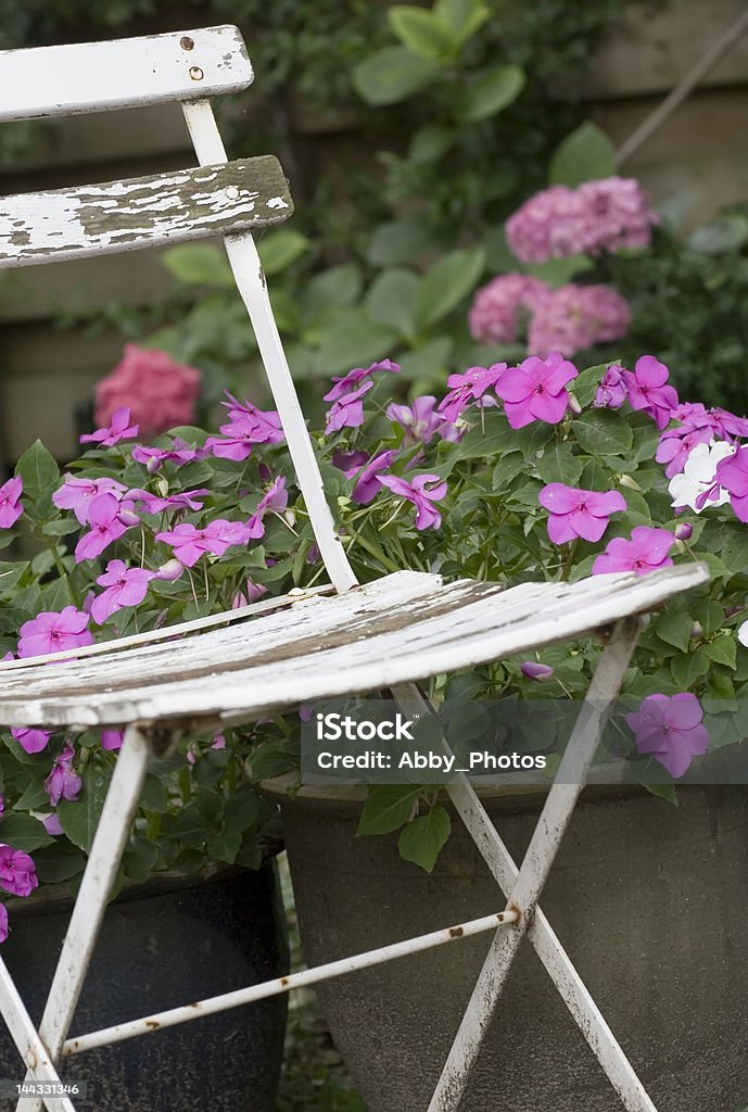 Chaise blanche et fleurs - Photo de Ameublement libre de droits