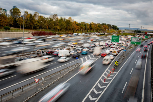 Schneller Verkehr auf der Autobahn – Foto