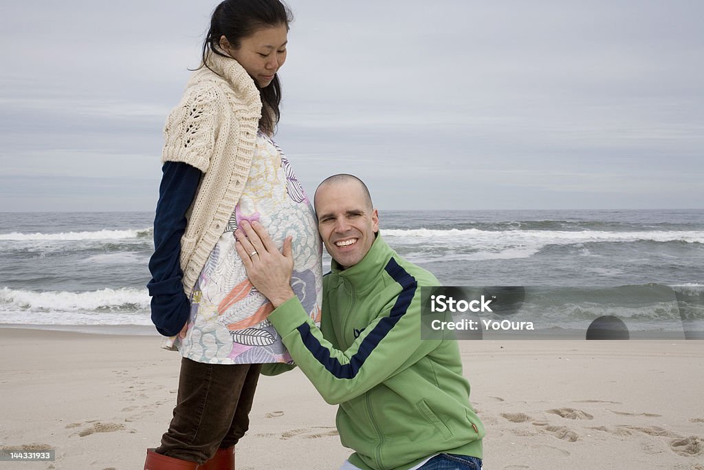 Homem ouvindo para bebê - Foto de stock de Grávida royalty-free