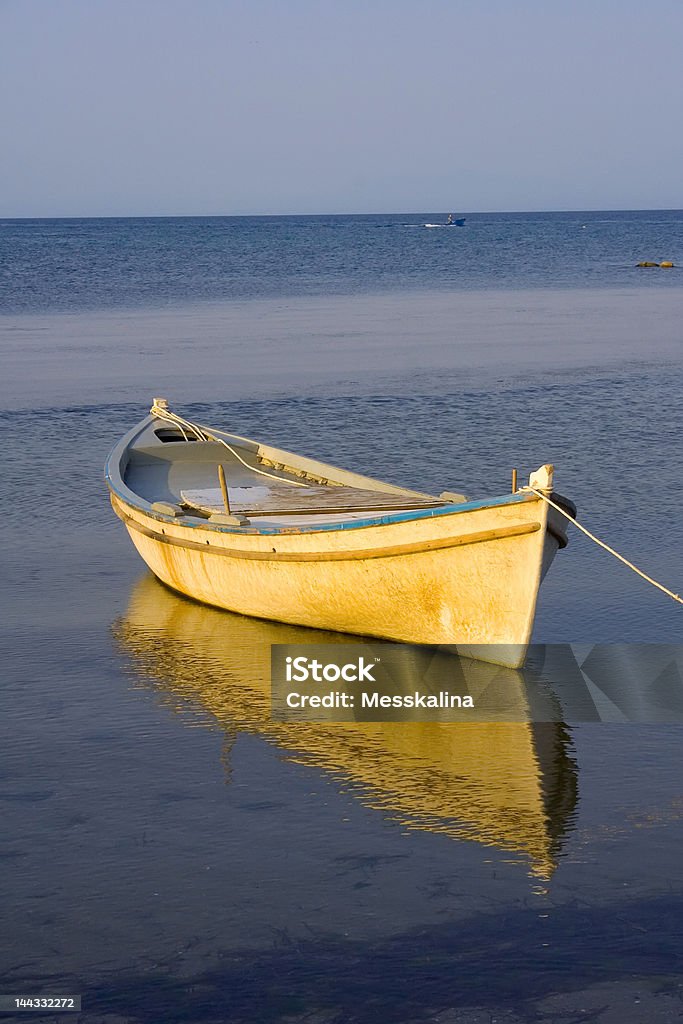 Griego pesca en bote en la consulta. - Foto de stock de Agua libre de derechos