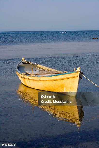 Griego Pesca En Bote En La Consulta Foto de stock y más banco de imágenes de Agua - Agua, Aire libre, Amarrado