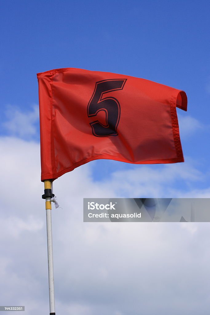 Golf flagstick o pin y bandera roja - Foto de stock de Azul libre de derechos