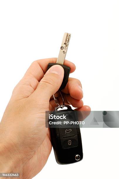 Hombre Mano Con Una Llave De Coche Foto de stock y más banco de imágenes de Abrir con llave - Abrir con llave, Accesibilidad, Adulto