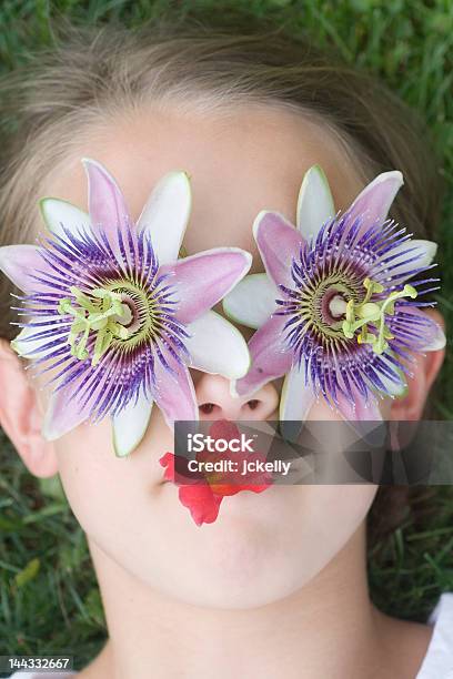 Foto de Flor De Rosto e mais fotos de stock de Atuar - Atuar, Brincalhão, Exterior