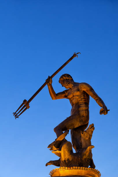 neptune statue at dusk in gdansk - trident gdansk neptune fountain imagens e fotografias de stock