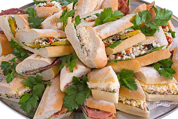 sanduíche de baguete prato - tuna salad sandwich - fotografias e filmes do acervo