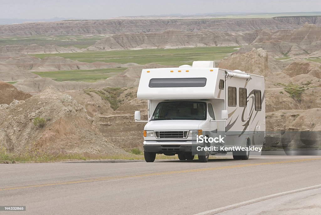 RV класс C восхождение живописные горы дорога в Неплодородная почва - Стоковые фото Дом на колёсах роялти-фри