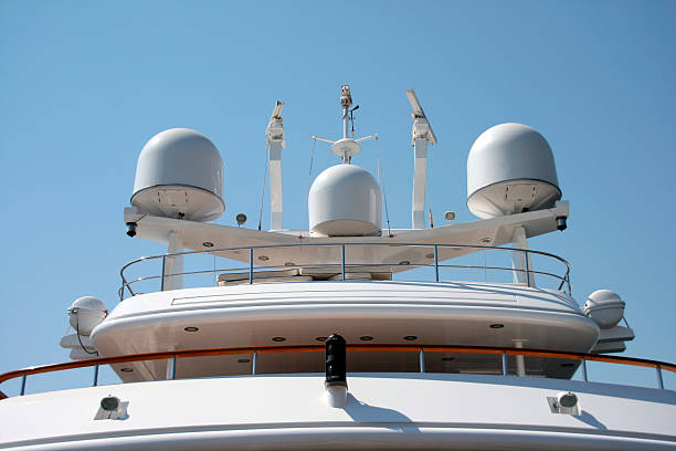 equipamento de radar e gps luxurius iate - sea safety antenna radar imagens e fotografias de stock