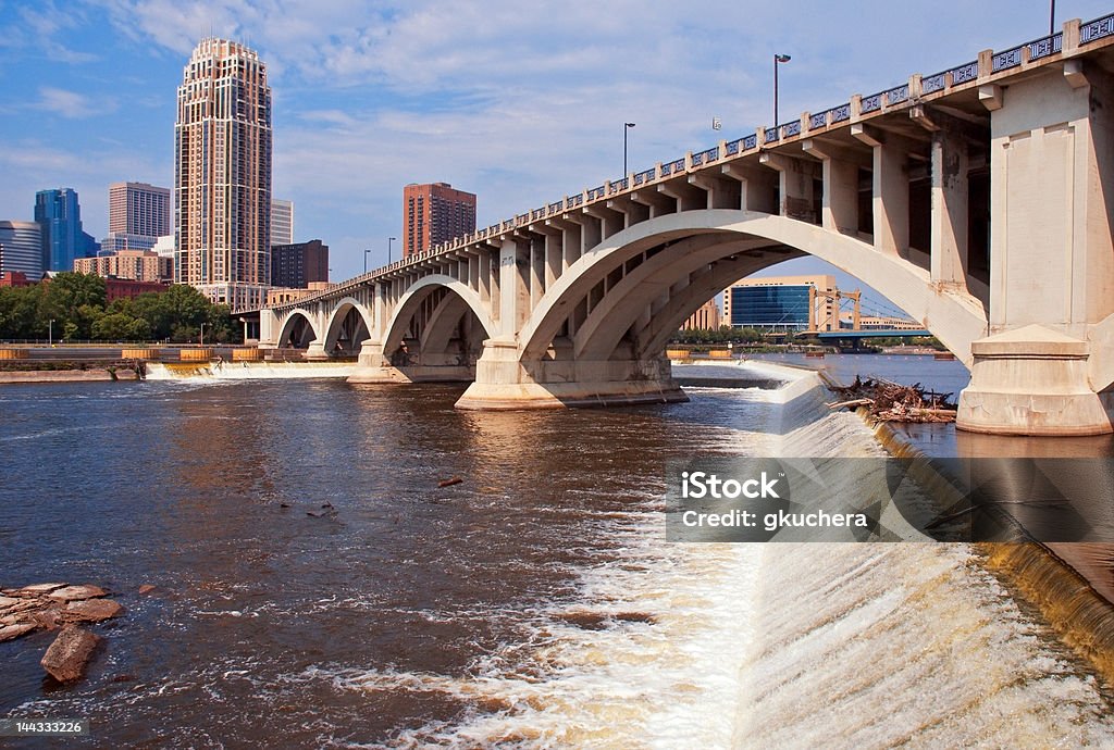 El centro de la ciudad de Minneapolis, Minnesota, de día - Foto de stock de Agua libre de derechos