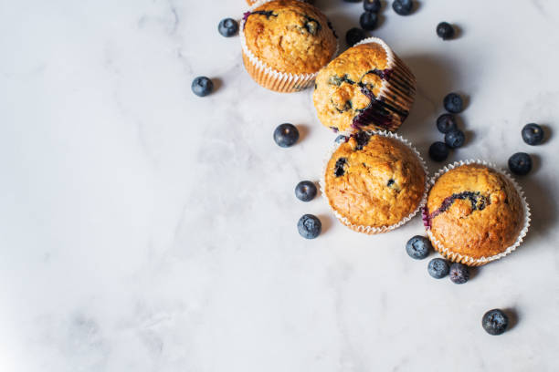 muffins de arándanos sobre fondo de mármol blanco. - muffin blueberry muffin cake pastry fotografías e imágenes de stock