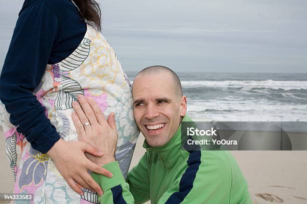 Photo libre de droit de Homme À Lécoute Pour Bébé banque d'images et plus d'images libres de droit de Bague - Bijou - Bague - Bijou, Prise de vue en extérieur, Tous types de couple