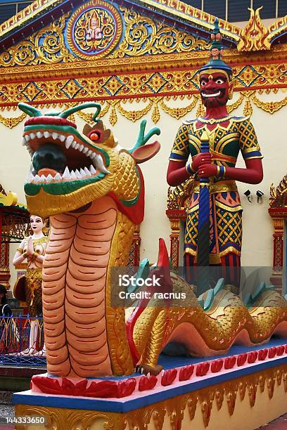 Tempio Thai Statue - Fotografie stock e altre immagini di Adagiarsi - Adagiarsi, Ambientazione esterna, Amore a prima vista
