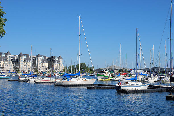 marina i waterfront rezydencje - toronto waterfront commercial dock canada zdjęcia i obrazy z banku zdjęć