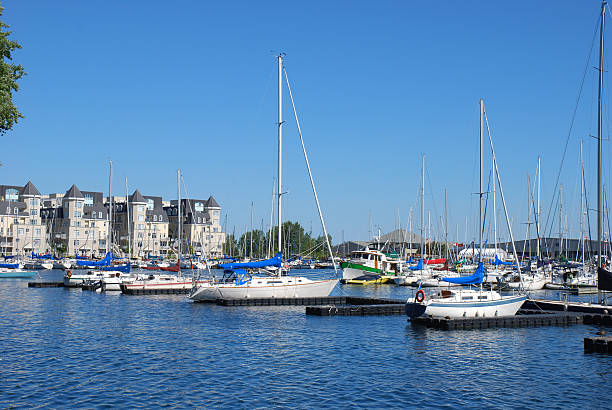 marina e casas com terraço de frente para o mar - toronto waterfront commercial dock canada - fotografias e filmes do acervo