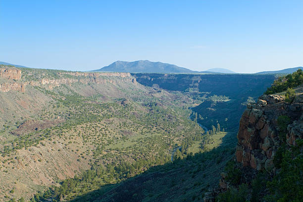 rio grande river gorge, nowy meksyk, usa - rio grande new mexico river valley zdjęcia i obrazy z banku zdjęć