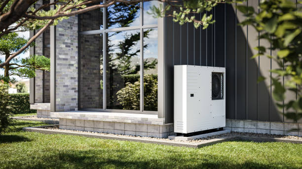 an der wand eines einfamilienhauses installierte wärmepumpe 3d-putz mit erneuerbaren energiequellen. - wärmepumpe stock-fotos und bilder