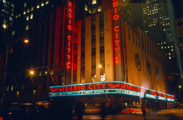 radio city hall w centrum manhattanu nocą, nowy jork - street urban scene skyscraper cityscape zdjęcia i obrazy z banku zdjęć